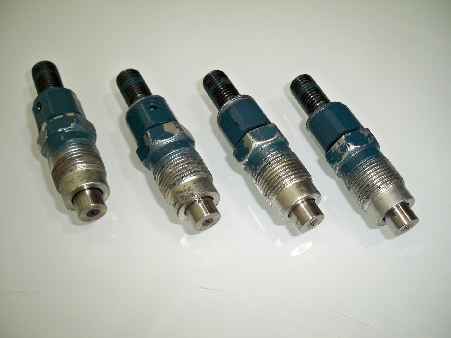 EXPRESS Einspritzdüse 4 Stück von Kubota V3300 V3600 V3800 V3300-T V3600-T