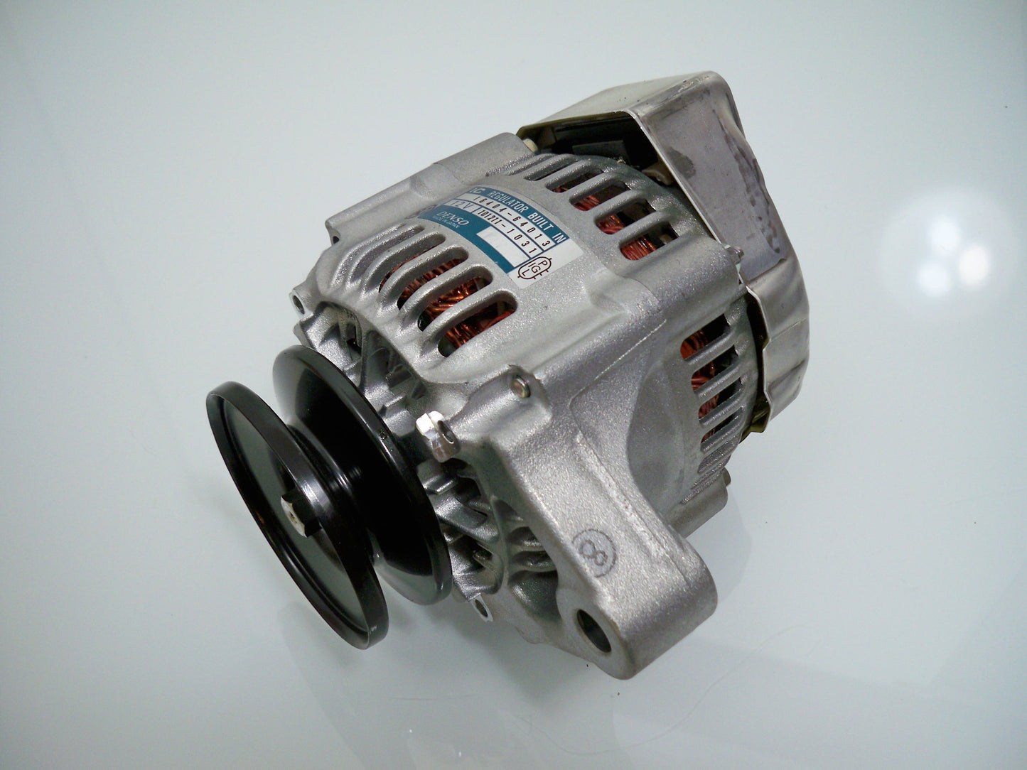 Lichtmaschine von Kubota D1403 D1703 D1803 V2003 V2203 V2403 16404-64010