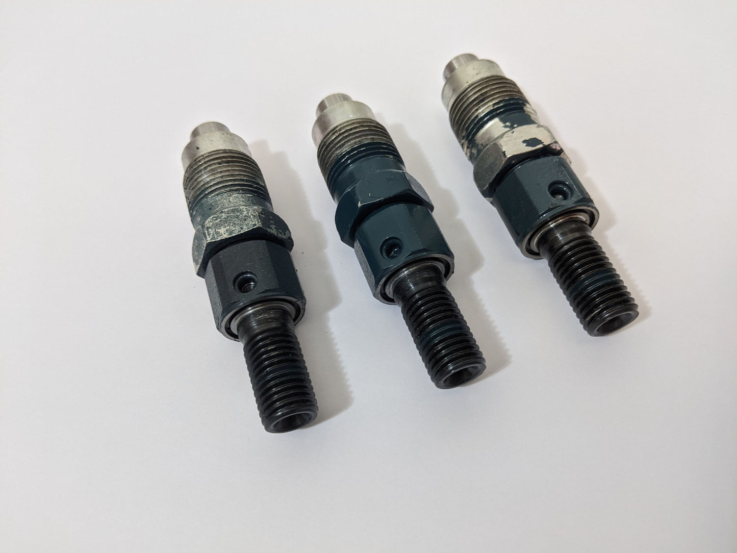 von Kubota 3 Einspritzdüsen für V3300 V3600 V3800 V3300-T V3600-T  1C010-53900